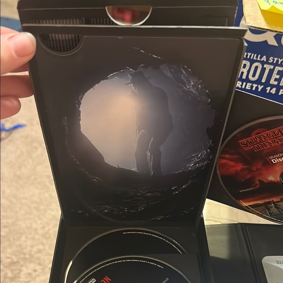 Stranger Things Netflix Original Series Box Set - Picture 5 of 6